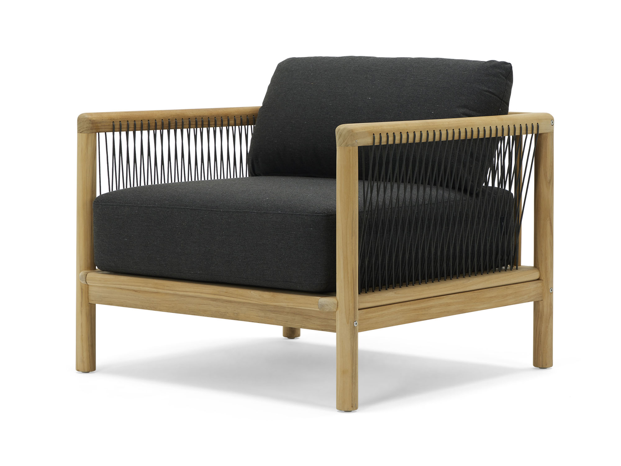 Vue en angle avant d'une chaise d'extérieur avec coussins noirs